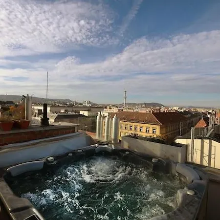 Lejlighed 360 Panorama • Rooftop Jacuzzi • Downtown Luxury Budapest